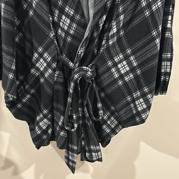 Ashley Stewart Black White Plaid Cape Shawl Size 12 - Picture 5 of 8